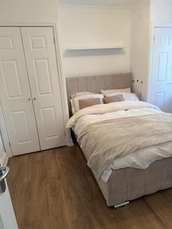 Photo 1: Double bedroom