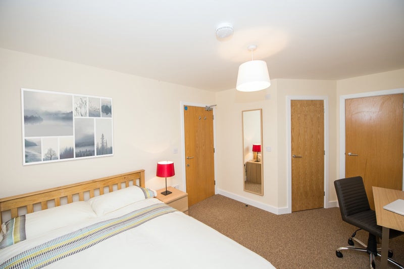 Photo 1: Bedroom