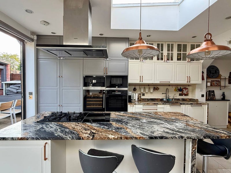 Photo 1: Open-plan kitchen