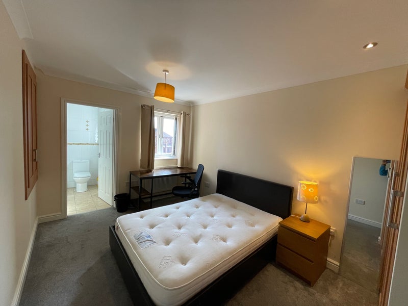 Photo 1: Ensuite Bedroom
