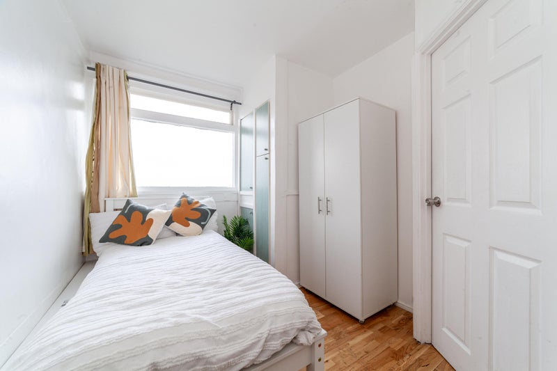 Photo 1: bedroom