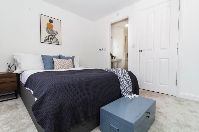 Photo 1: Large Double Bedroom with En-Suite