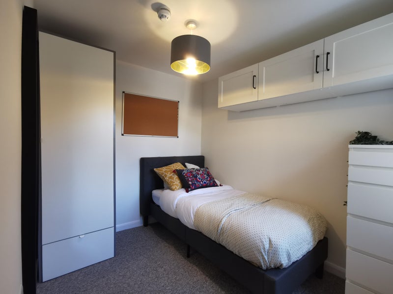 Photo 1: Room 5