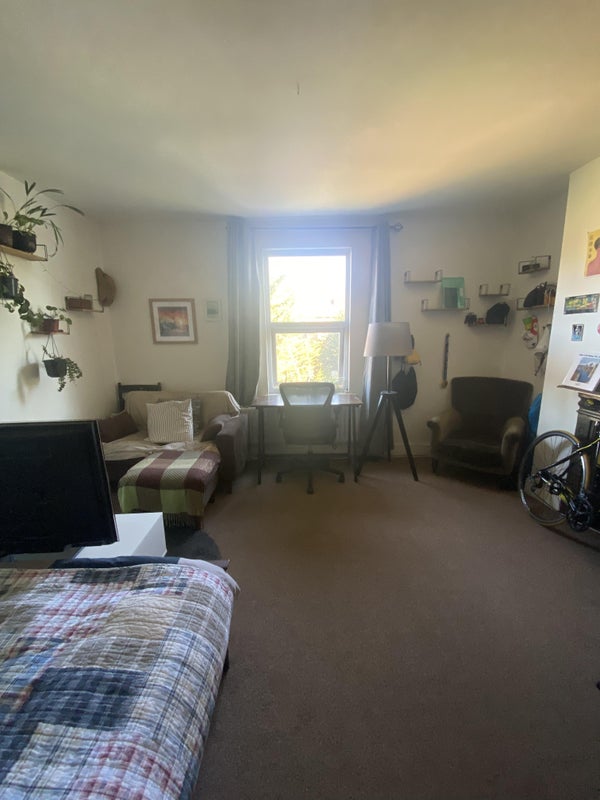 Photo 1: Wide Shot of Room