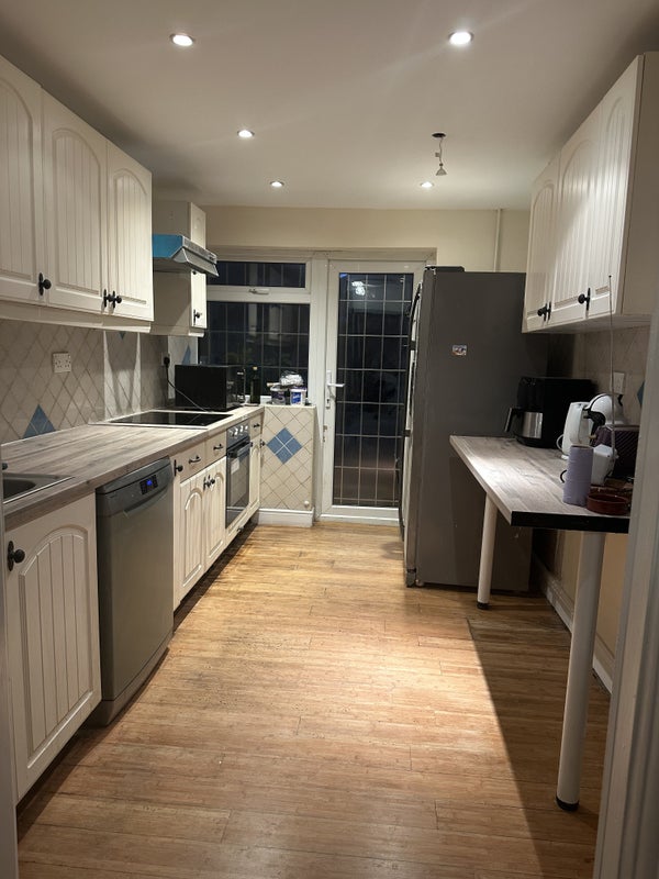 Photo 1: Kitchen 
