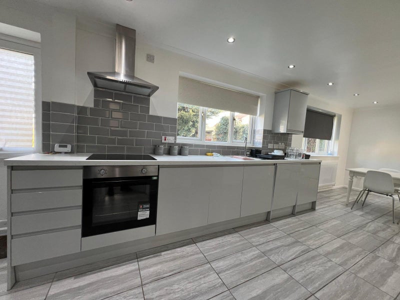 Photo 1: Beautiful large fully furnished kitchen