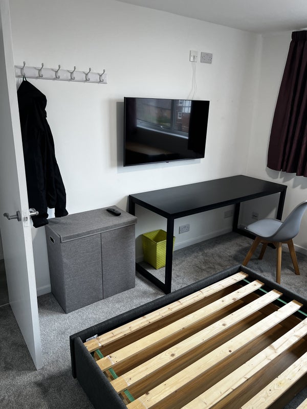 Photo 1: Double bedroom