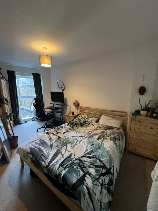 Photo 1: Main bedroom 