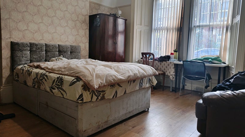 Photo 1: The room