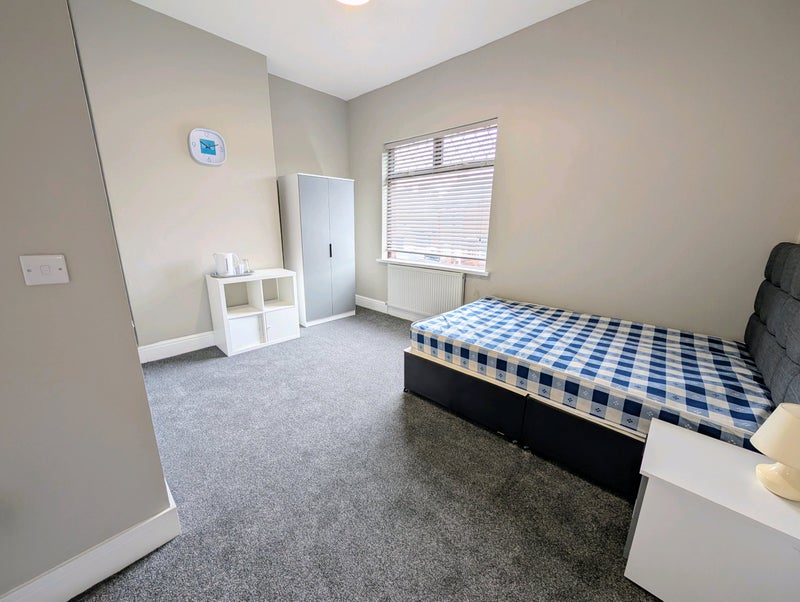 Photo 1: Bedroom 2