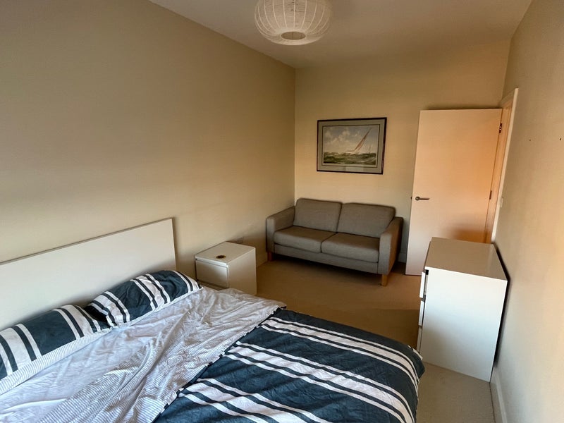 Photo 1: Room to rent
