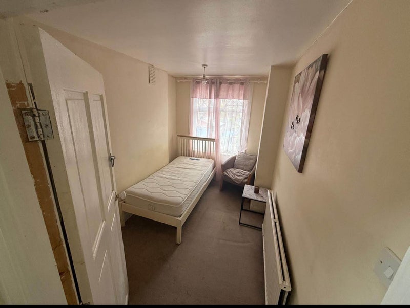 Photo 1: Single Room