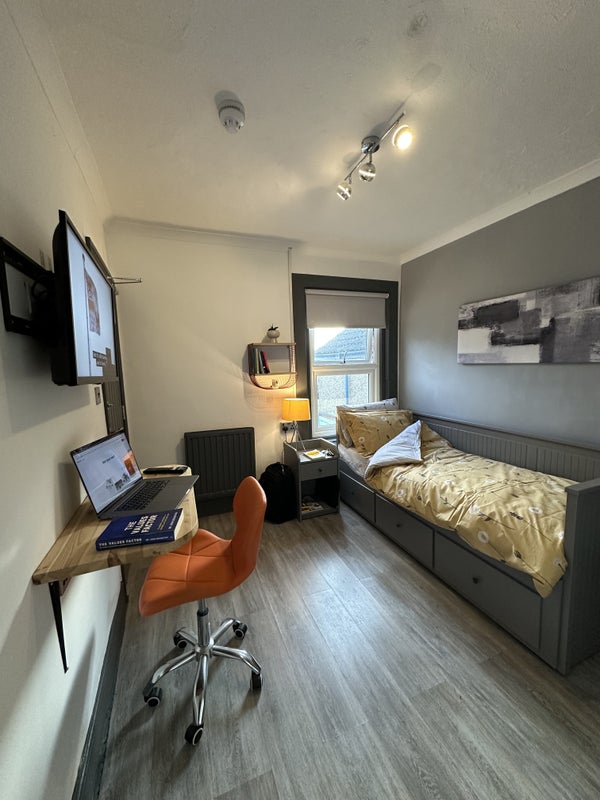 Photo 1: Bedroom Overview