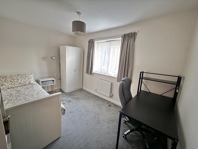 Photo 1: Bedroom