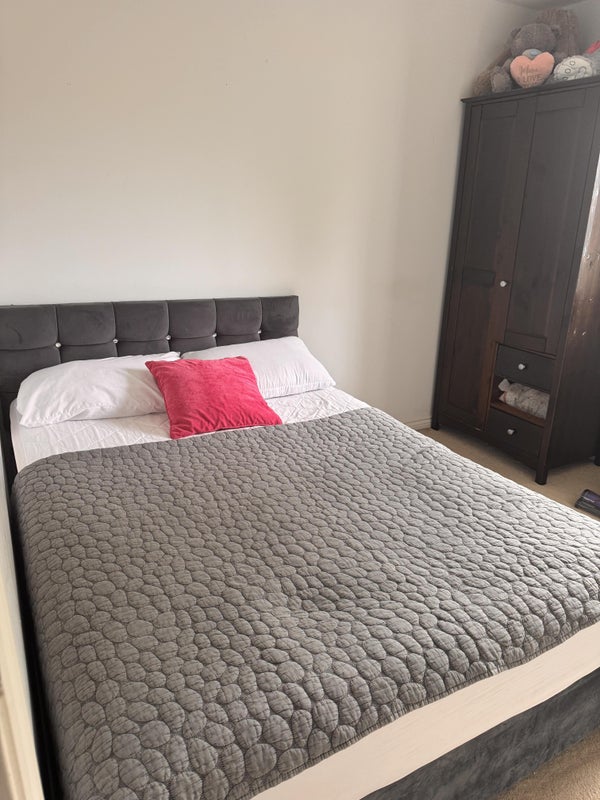 Photo 1: Double Bed