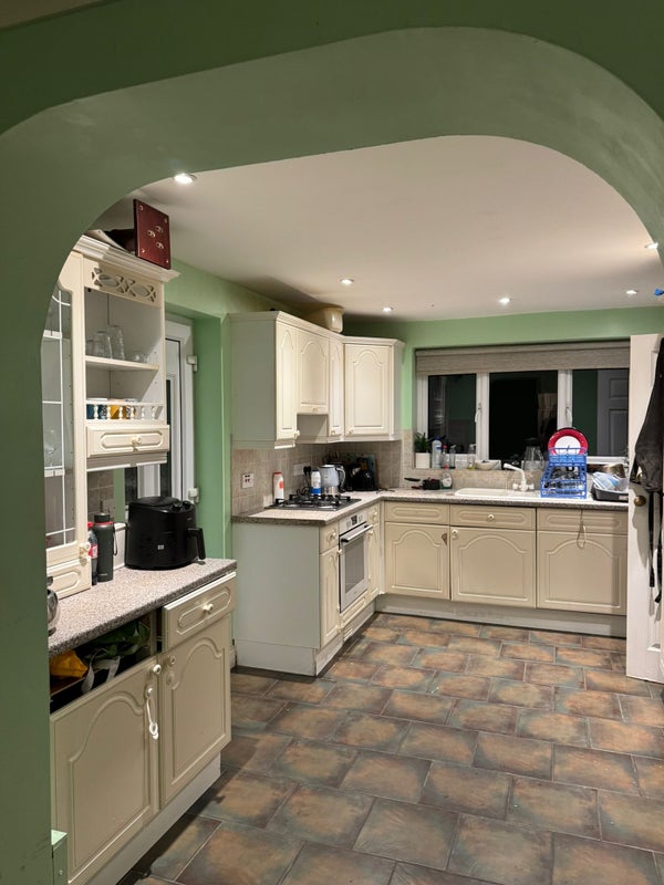 Photo 1: Kitchen 