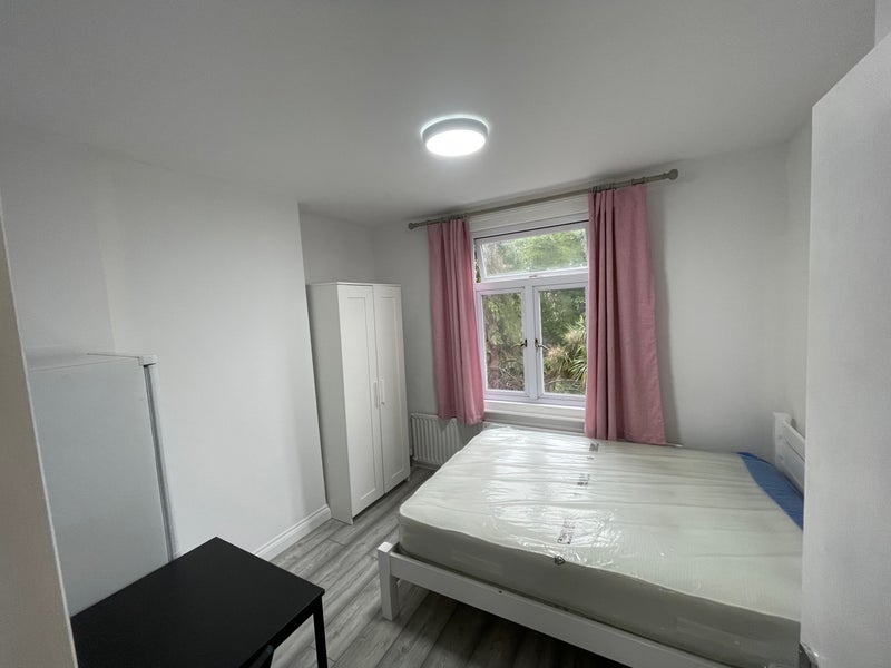 Photo 1: Bedroom