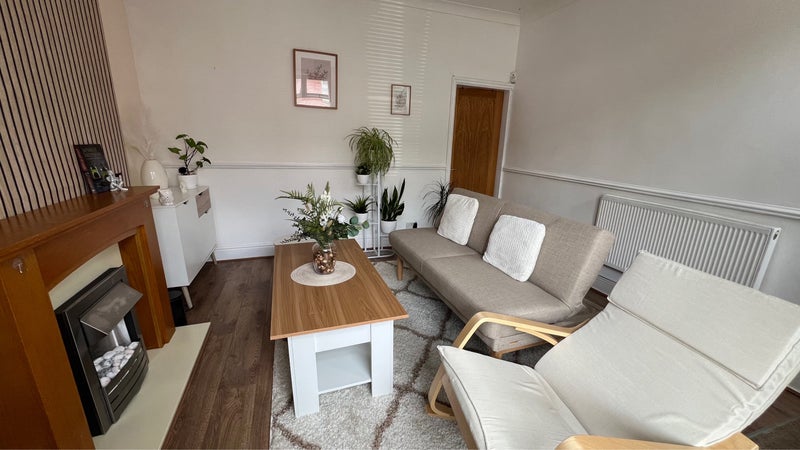 Photo 1: Living room. Shared area
