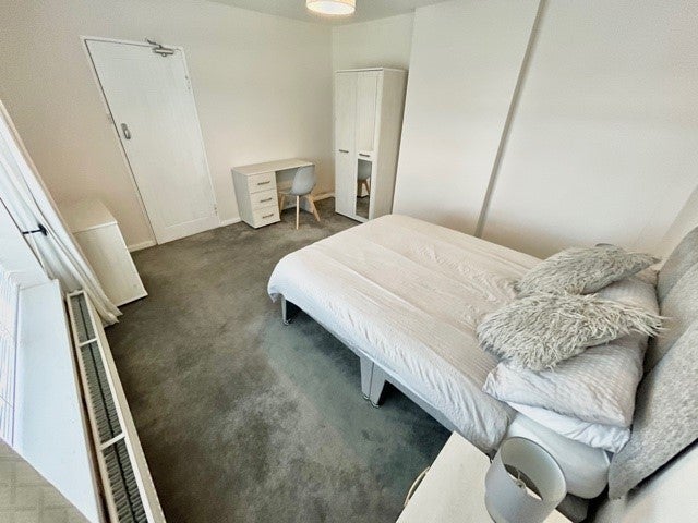 Photo 1: Room - B