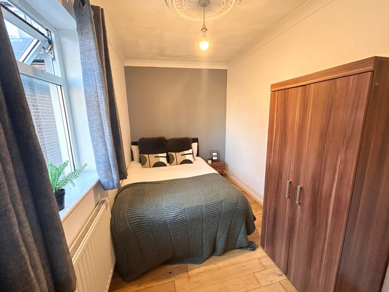 Photo 1: Room 4