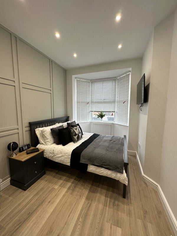 Photo 1: Room 1