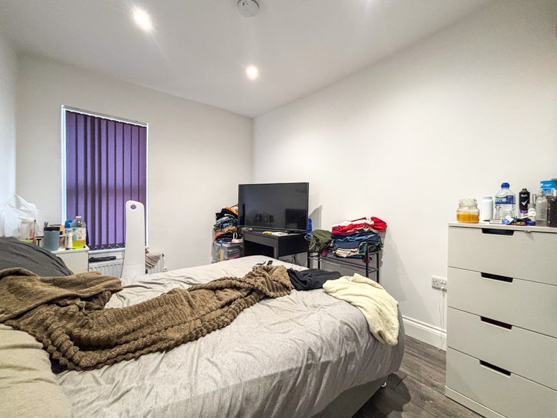 Photo 1: Bedroom
