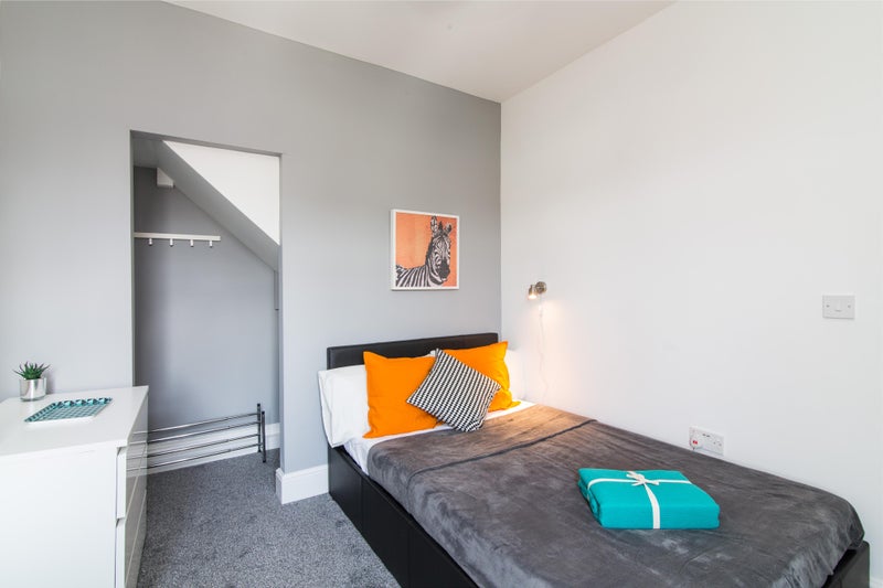 Photo 1: ROOM 4