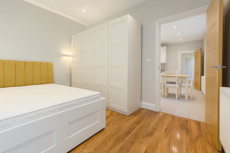 Photo 1: Main Bedroom 