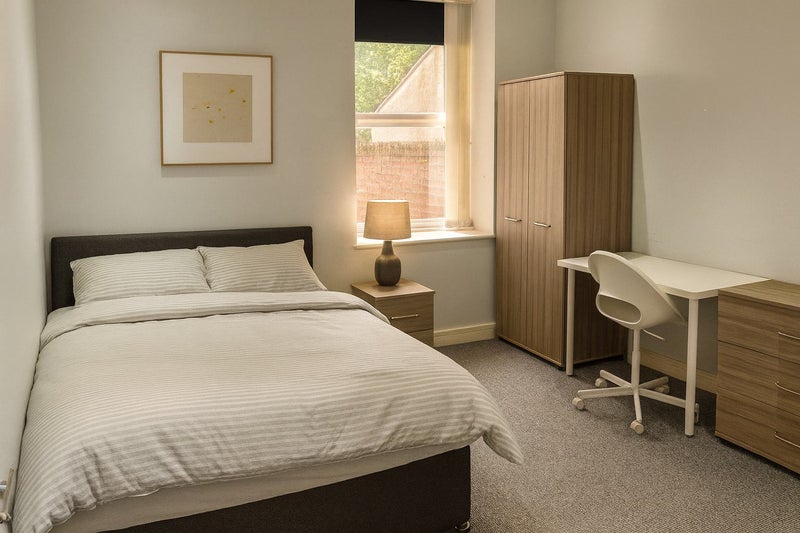 Photo 1: Ensuite Bedroom