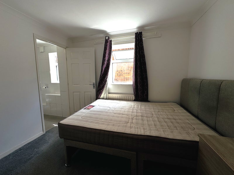 Photo 1: Room - C