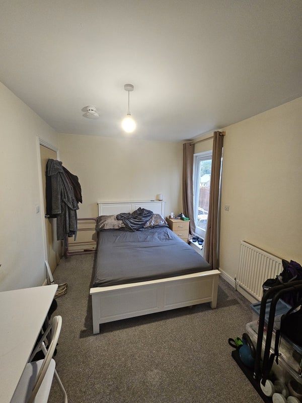 Photo 1: Bright double bedroom