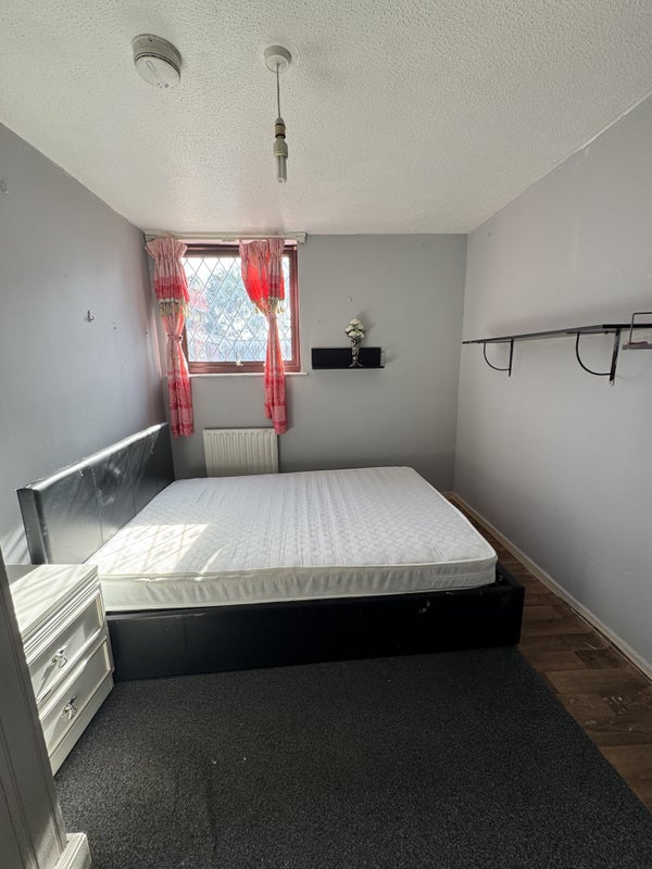 Photo 1: double bedroom 