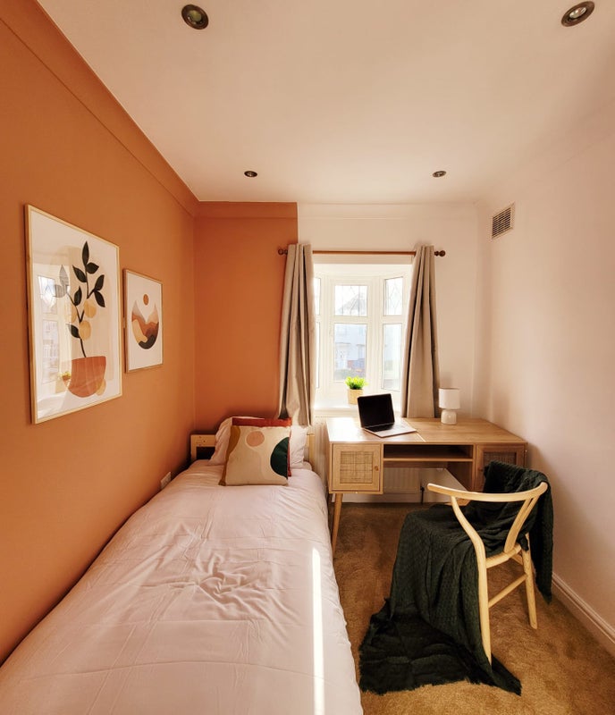 Photo 1: Room 3 - 650 pcm Bills Inc.