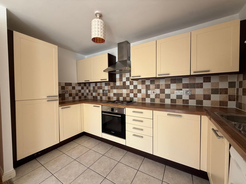 Photo 1: Integrated kitchen with dishwasher 