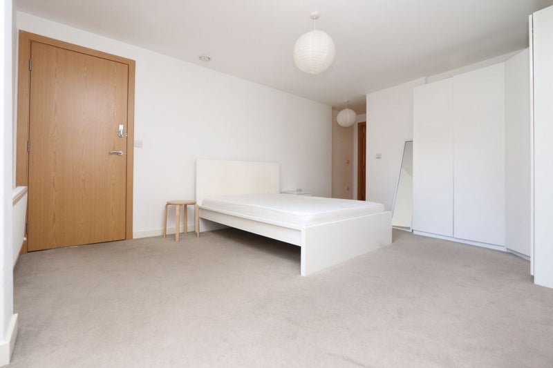 Photo 1: Room 1: £370 per week - En-suite Double room couples are welcome with private garden - £1,603 per
