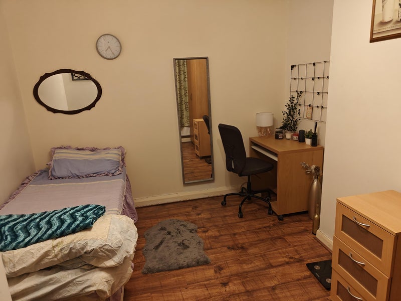 Photo 1: Double bedroom