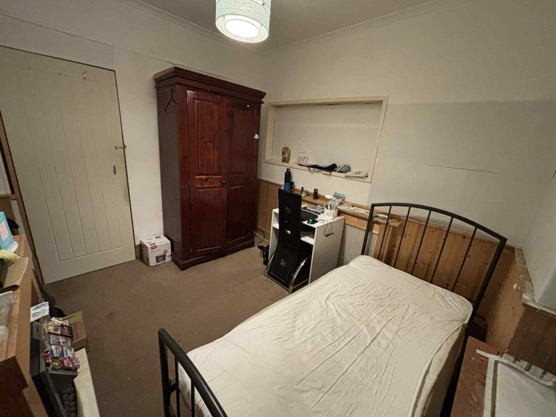 Photo 1: Single room downstairs
