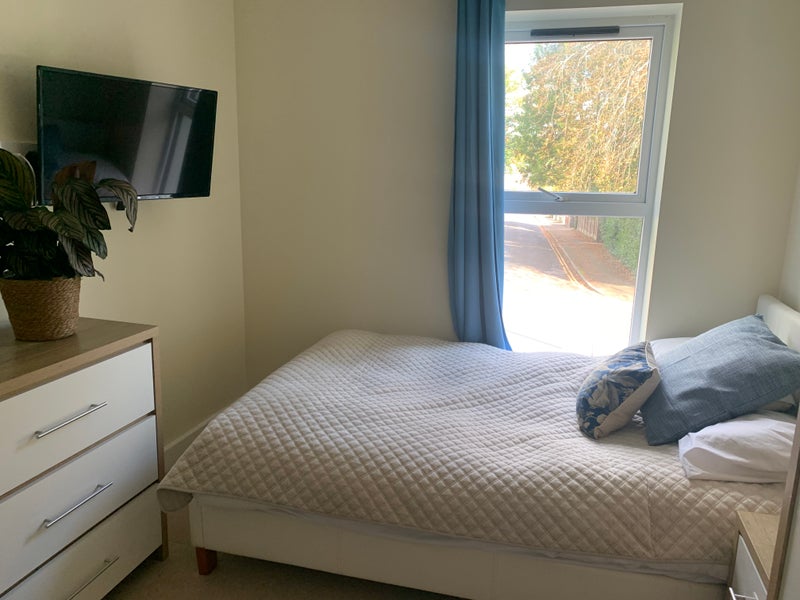 Photo 1: Bright, Double Room with Wall Mounted TV