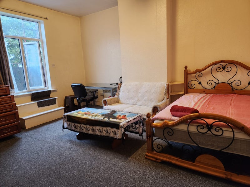 Photo 1: Room 1
