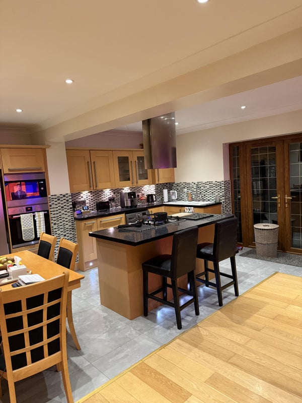 Photo 1: Kitchen 