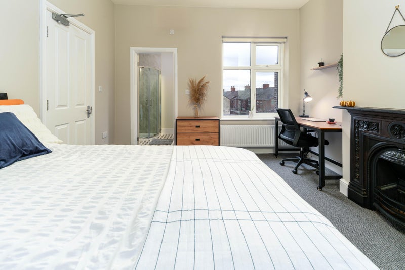 Photo 1: Room 2 Executive En Suite