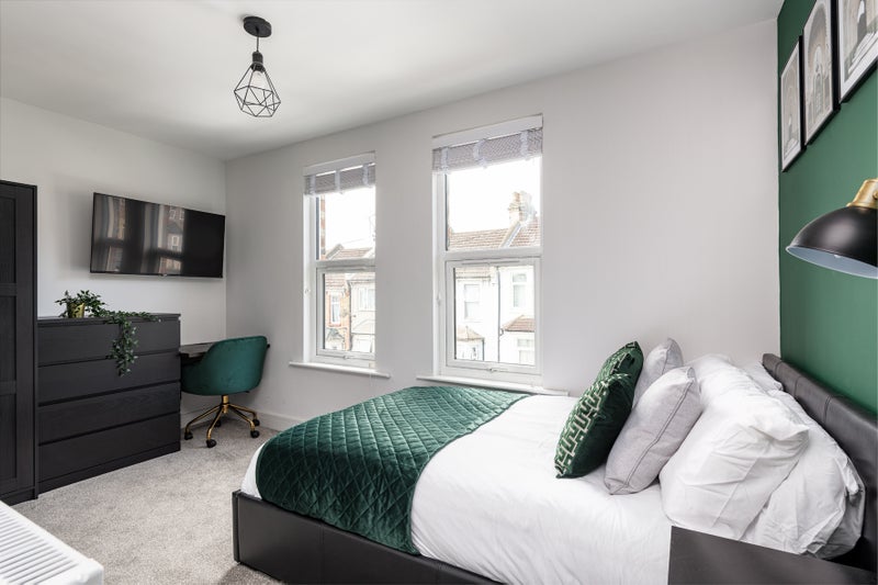 Photo 1: Large Ensuite Room - £850