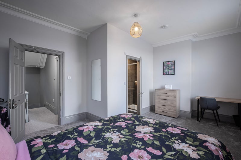 Photo 1: Room 4 - with ensuite