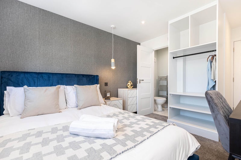 Photo 1: Bedroom 7