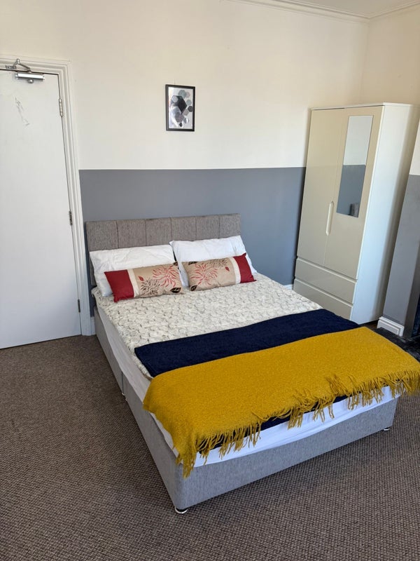 Photo 1: Double bedroom