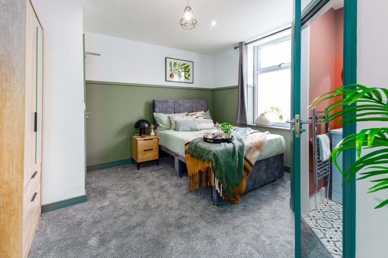 Photo 1: Room 4: Ensuite 