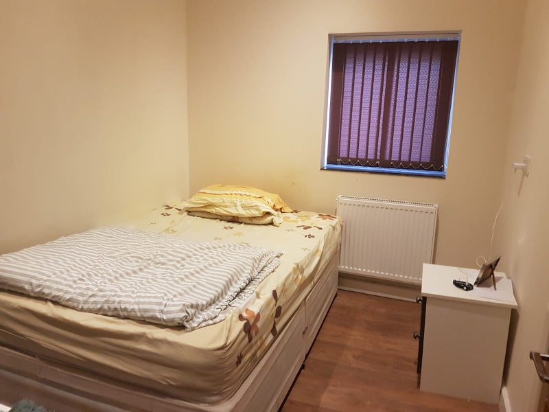 Photo 1: Bedroom / Double Bed / Mattress / Window / Chest of drawers