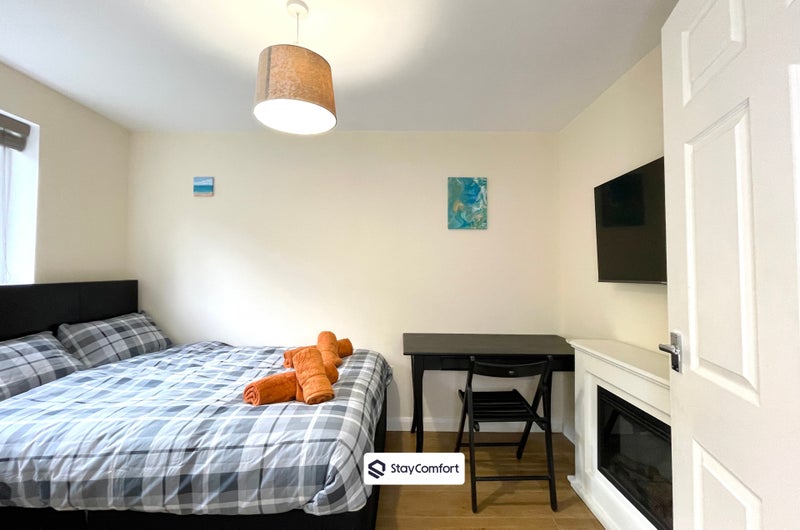 Photo 1: Bedroom 1 with 1 double bed