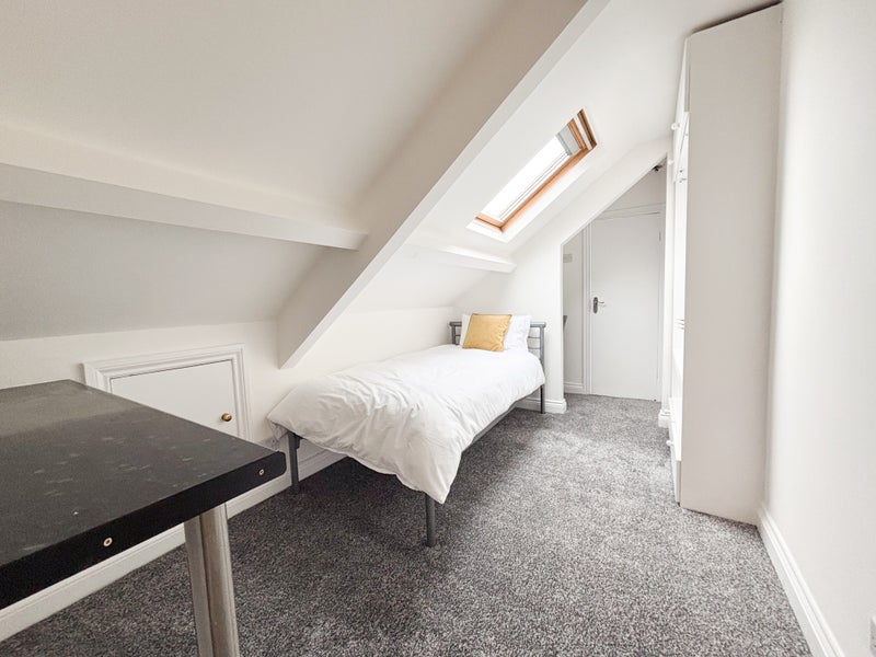 Photo 1: Room 4a