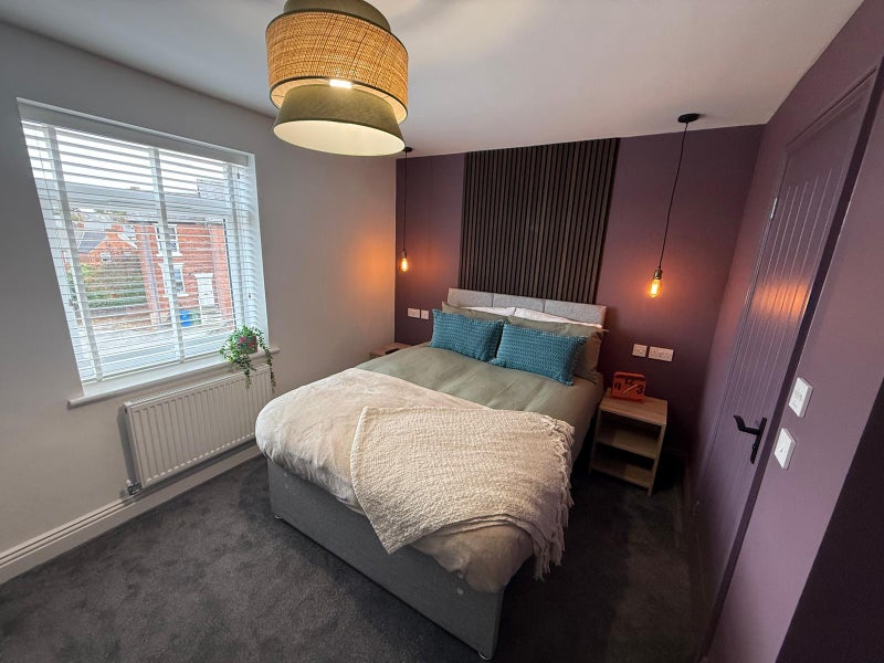 Photo 1: Bedroom